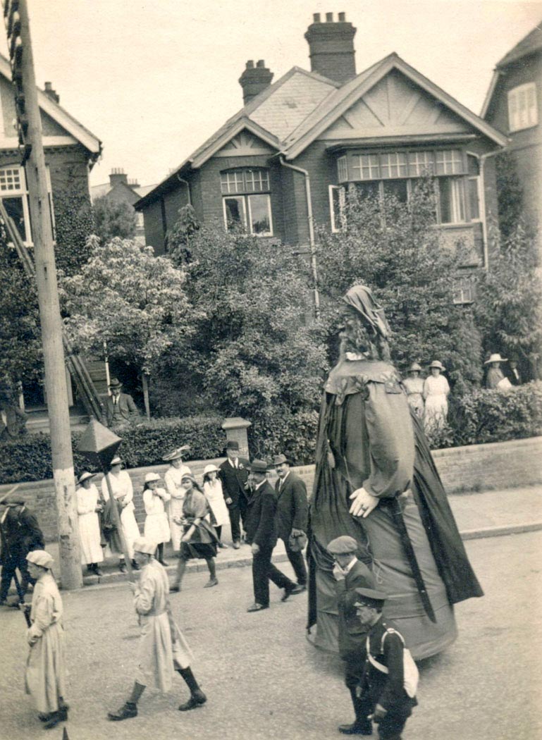 Salisbury Peace Parade, 1919 – ‘The Salisbury Giant’