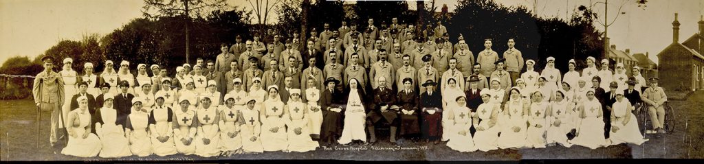 Soldiers and Red Cross nurses in a group photograph