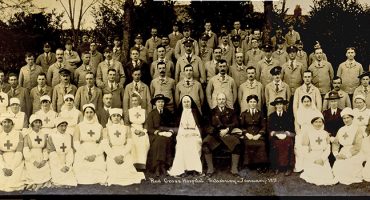 Soldiers and Red Cross nurses in a group photograph
